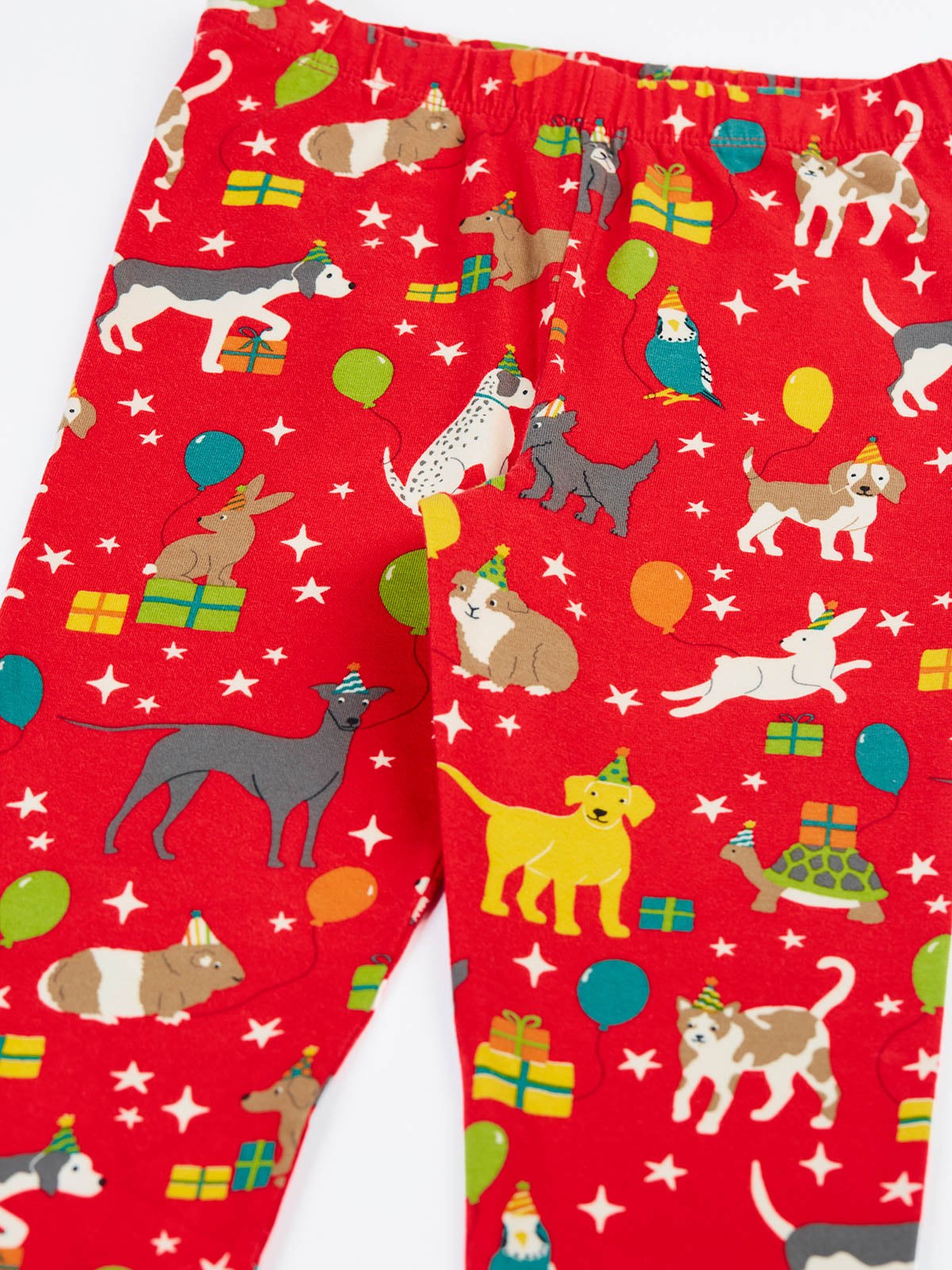 Frugi Libby Leggings Rot mit Tierparty-Print – Detail Hunde und Geschenke