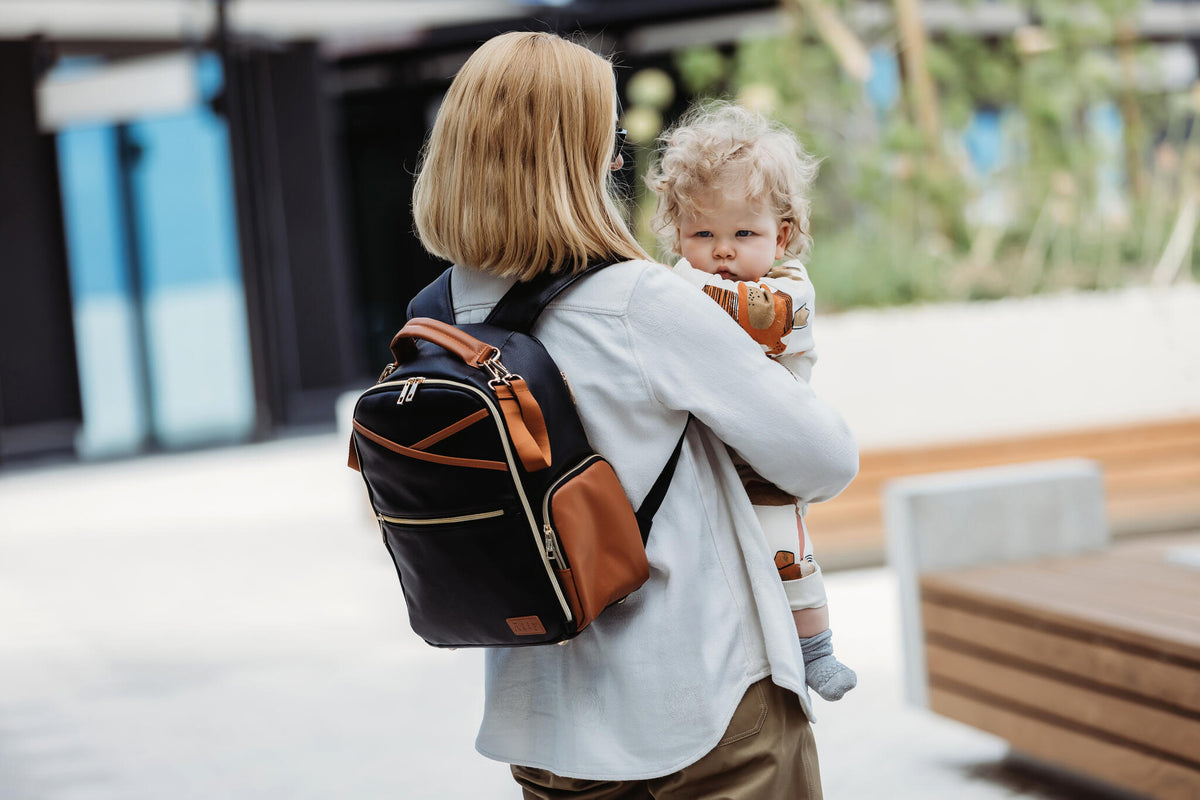 Kleiner Organizer-Rucksack in Schwarz und Braun – Ansicht 3