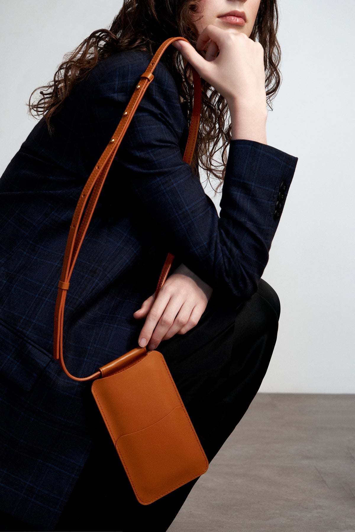 Handytasche aus Leder in Cognacbraun – Ansicht 5
