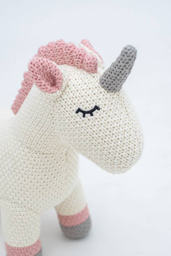 Gehäkeltes Stofftier Einhorn in Weiß und Rosa von Crochetts – Ansicht 4