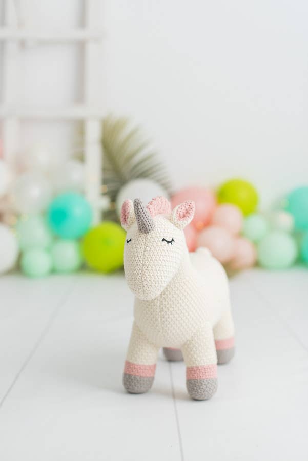 Gehäkeltes Stofftier Einhorn in Weiß und Rosa von Crochetts – Ansicht 3