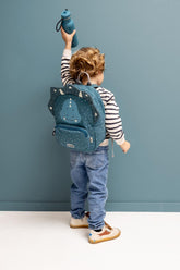 Kind mit Trixie Kinderrucksack Mr. Triceratops und Trinkflasche in Blau
