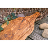 Servierbrett aus Olivenholz mit Saftrille und Griff
