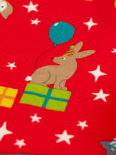 Frugi Libby Leggings Rot mit Tierparty-Print – Detail Kaninchen mit Luftballon
