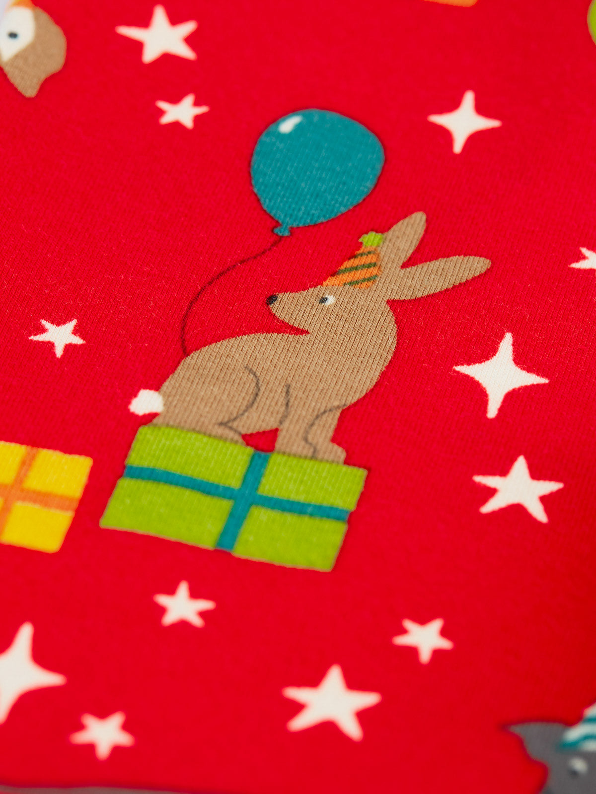 Frugi Libby Leggings Rot mit Tierparty-Print – Detail Kaninchen mit Luftballon
