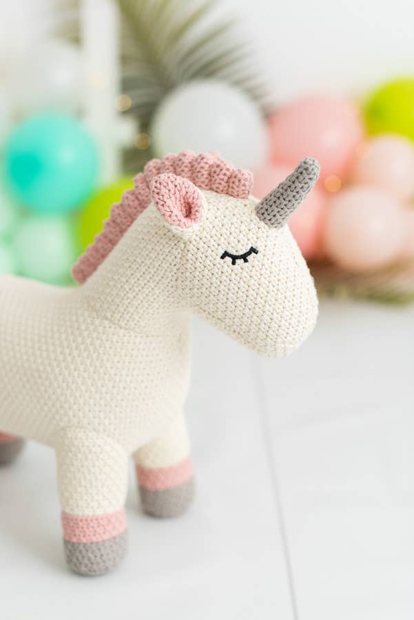 Gehäkeltes Stofftier Einhorn in Weiß und Rosa von Crochetts – Ansicht 2
