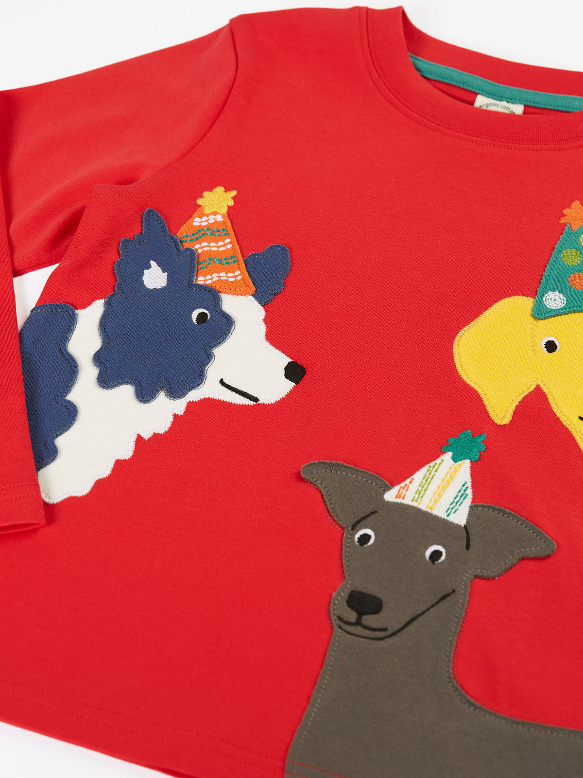 Frugi Adventure Langarmshirt Rot – Detail der Hunde-Applikationen
