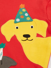 Frugi Adventure Langarmshirt Rot – Detail gelber Hund mit Partyhut