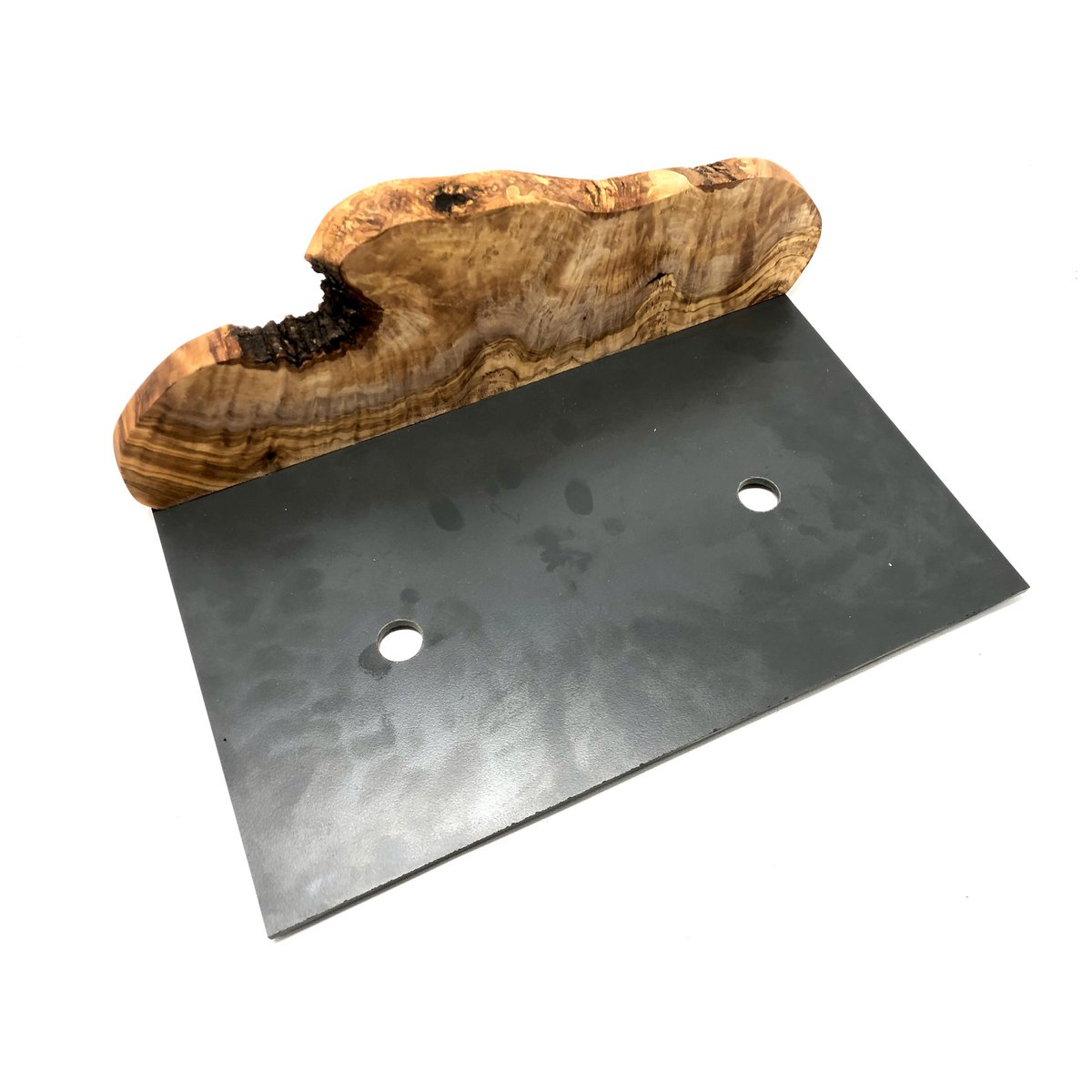 Futterstation MOUNTAIN mit Spritzschutz aus Olivenholz und zwei Porzellannäpfen
