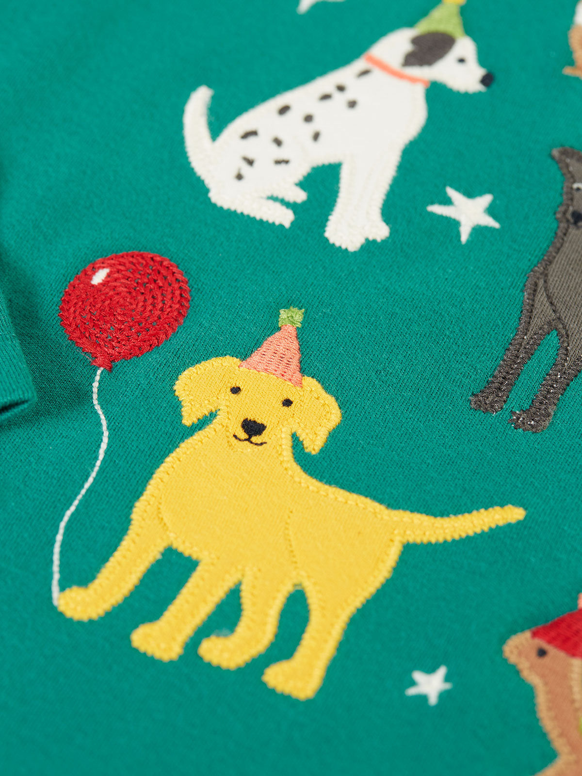 Frugi Anna Langarmshirt Grün – Detail Hund mit Luftballon
