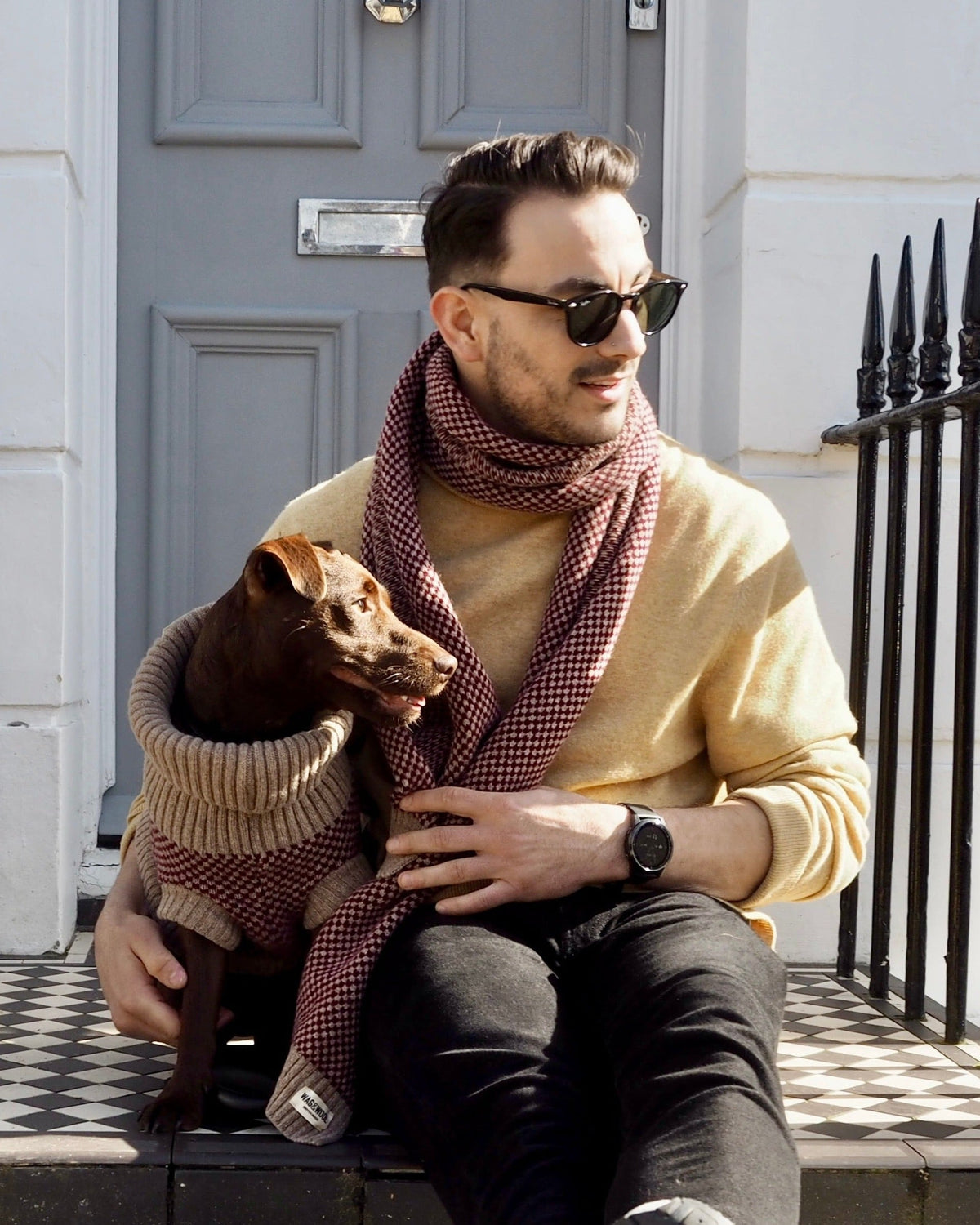 Schal Burgundy aus Merino-Lammwolle getragen, mit Hund im passenden Pullover