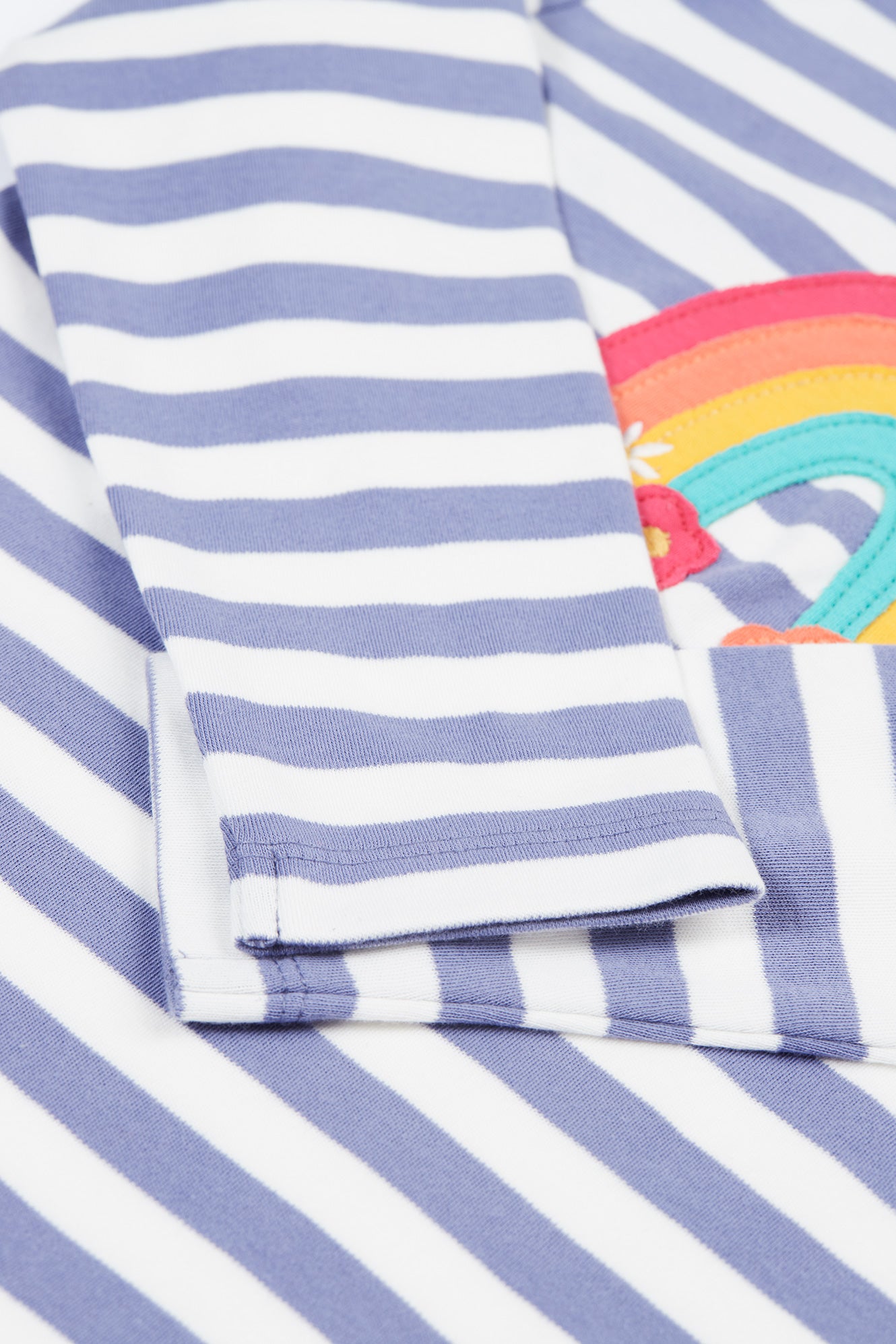 Louise Top mit Regenbogen-Applikation von Frugi