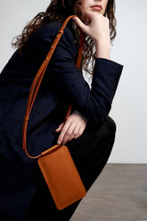 Handytasche aus Leder in Cognacbraun – Ansicht 5
