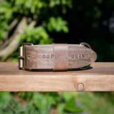 Breites Lederhalsband in Taupe von Cooper & Quint