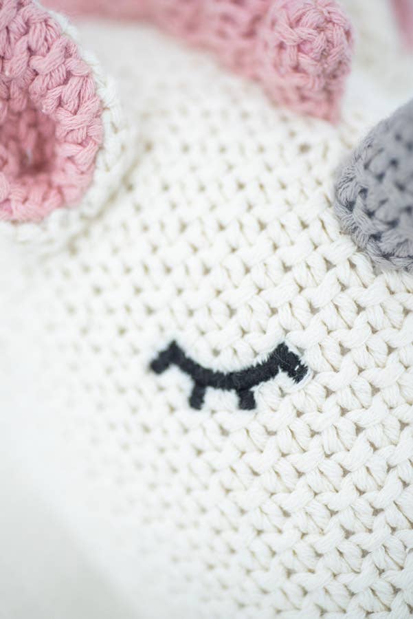 Gehäkeltes Stofftier Einhorn in Weiß und Rosa von Crochetts – Ansicht 5