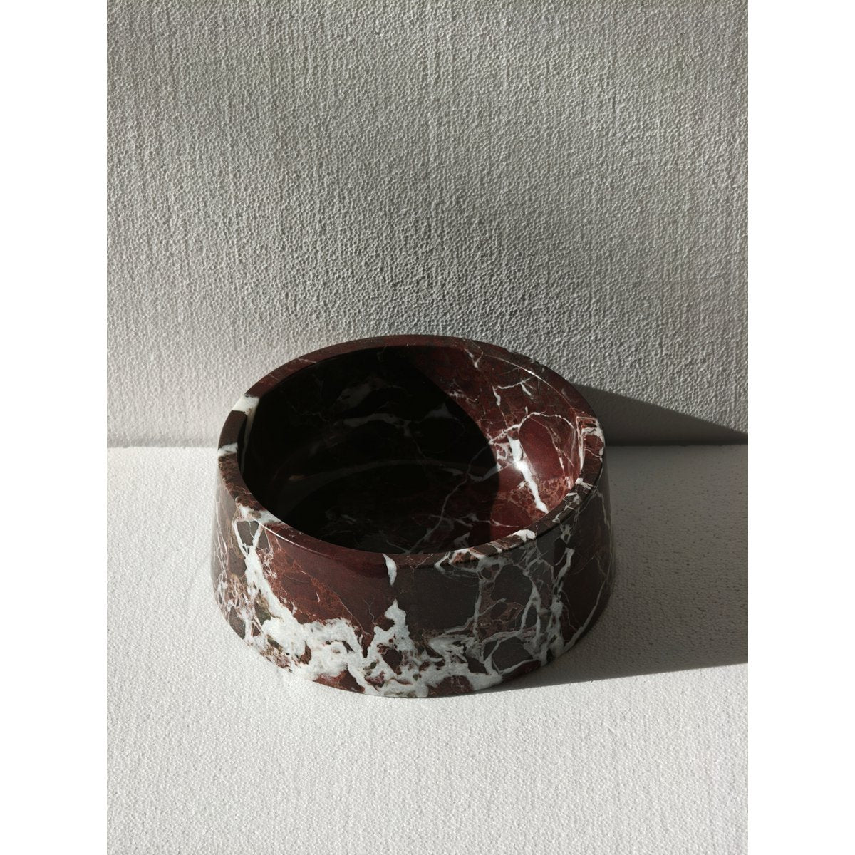 Hundenapf aus Marmor in Rosso Lepanto von Studio Animaux