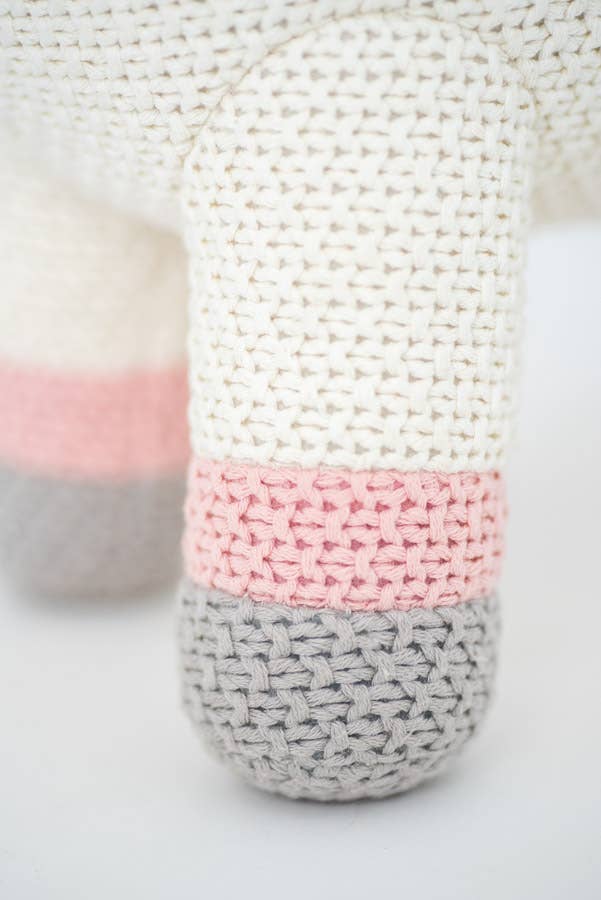 Gehäkeltes Stofftier Einhorn in Weiß und Rosa von Crochetts – Ansicht 6