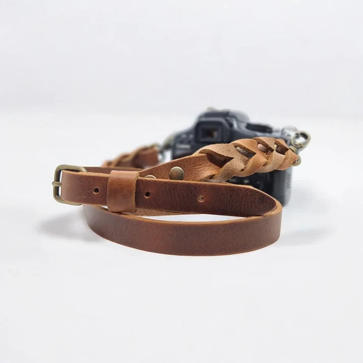 Kameragurt aus Leder in Braun von Cooper &amp; Quint