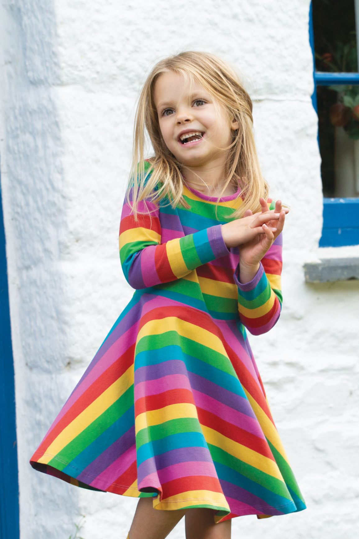 Frugi Sofia Skaterkleid mit Regenbogenstreifen – getragen