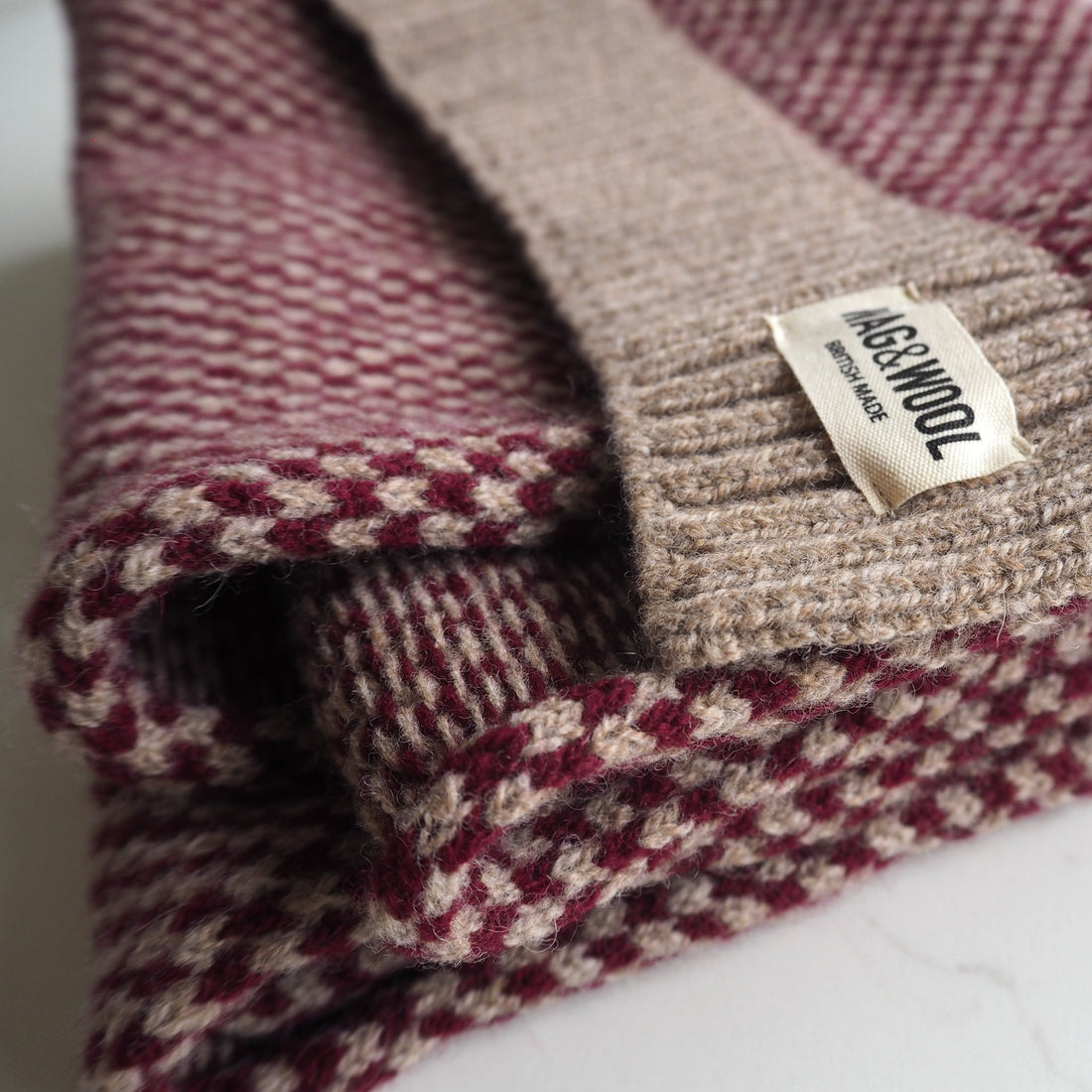 Schal und Hundepullover Burgundy aus Merino-Lammwolle im Detail