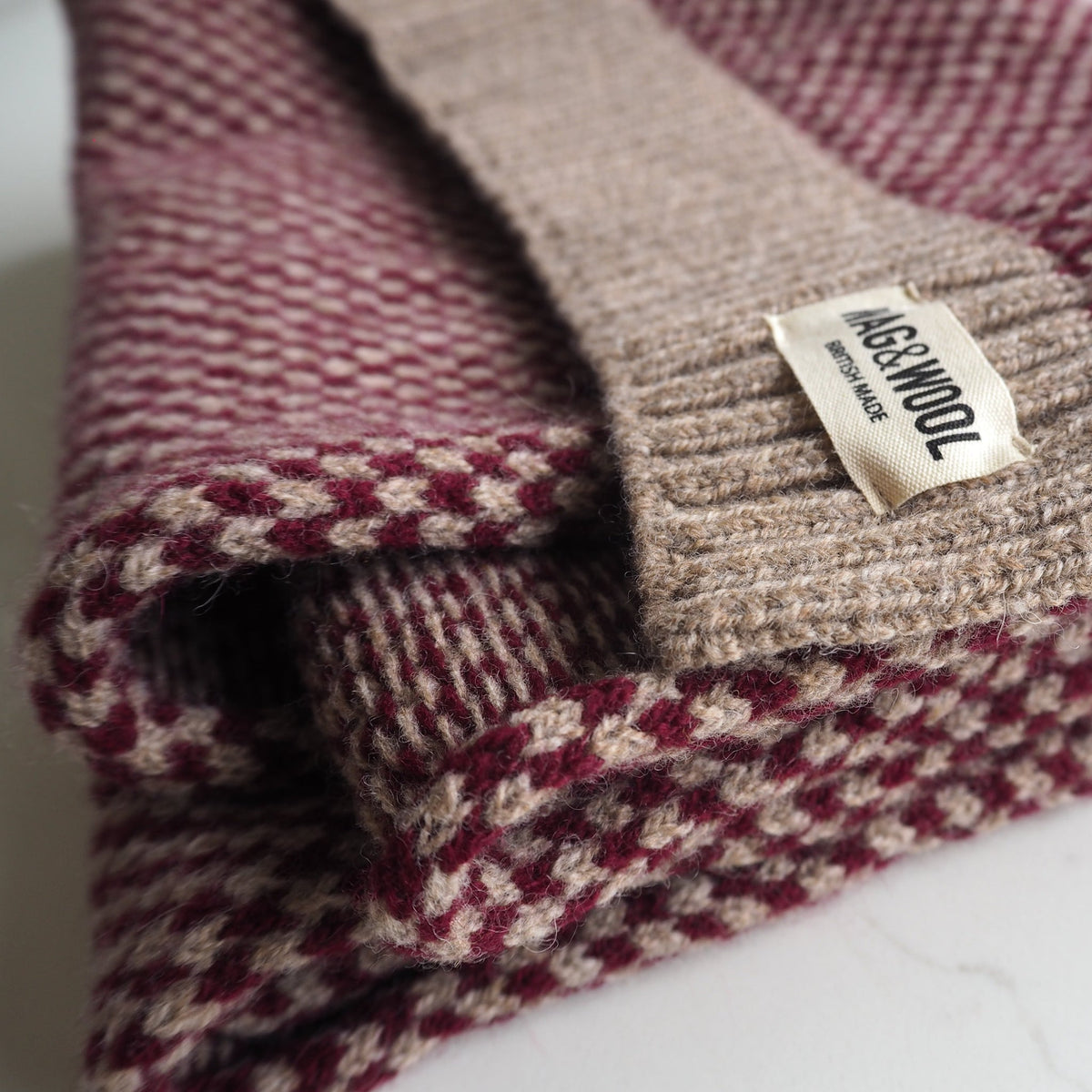 Schal und Hundepullover Burgundy aus Merino-Lammwolle im Detail