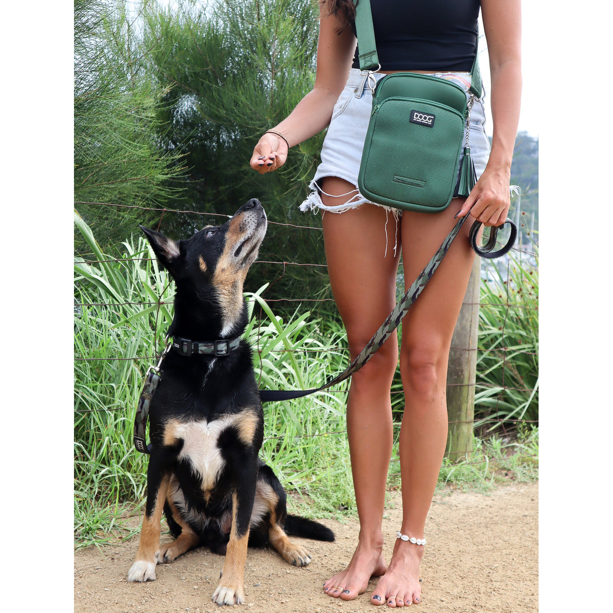 DOOG Walkie Schultertasche Neosport Grün beim Gassigehen