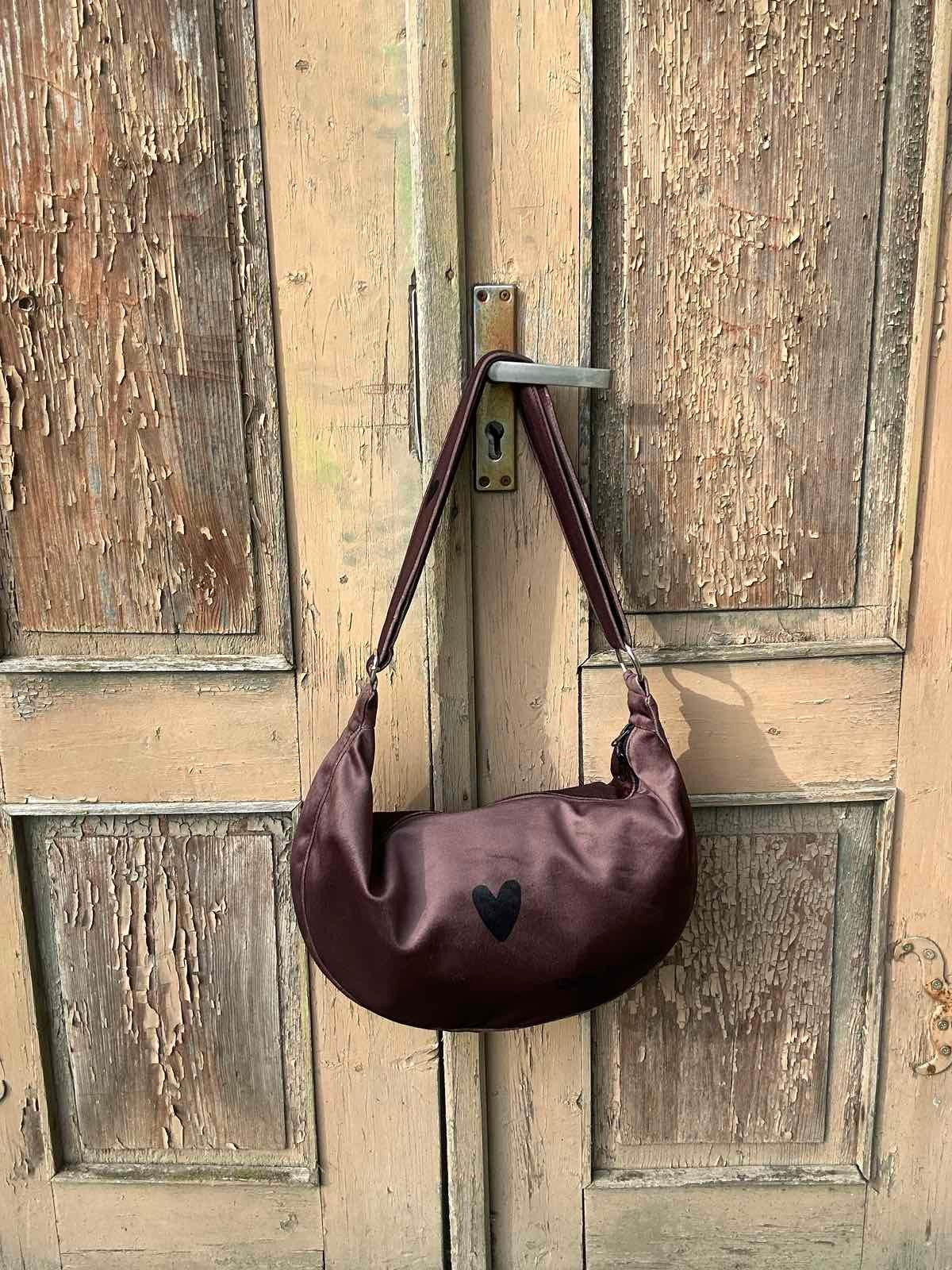Hobo Tasche in Bordeauxbraun mit Herz – Ansicht 2