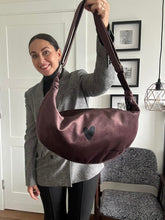 Hobo Tasche in Bordeauxbraun mit Herz – Ansicht 3