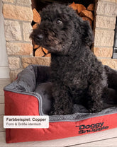 Farbbeispiel in Copper: Hündin Lucy sitzt im Doggy Snuggle Strong Hundebett mit abgesenktem Einstieg – Form und Größe wie bei dieser Farbe