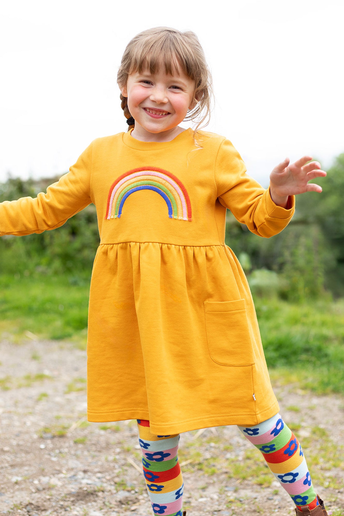 Kleid von Frugi mit Regenbogen