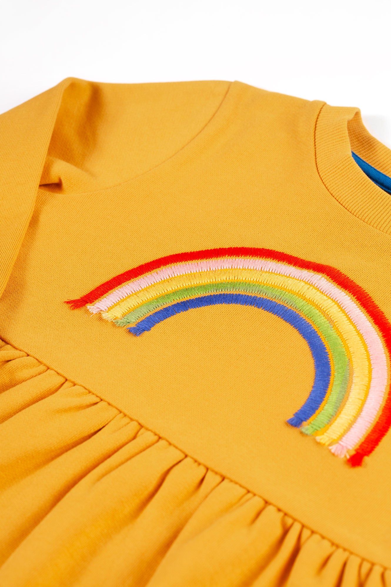 Kleid von Frugi mit Regenbogen