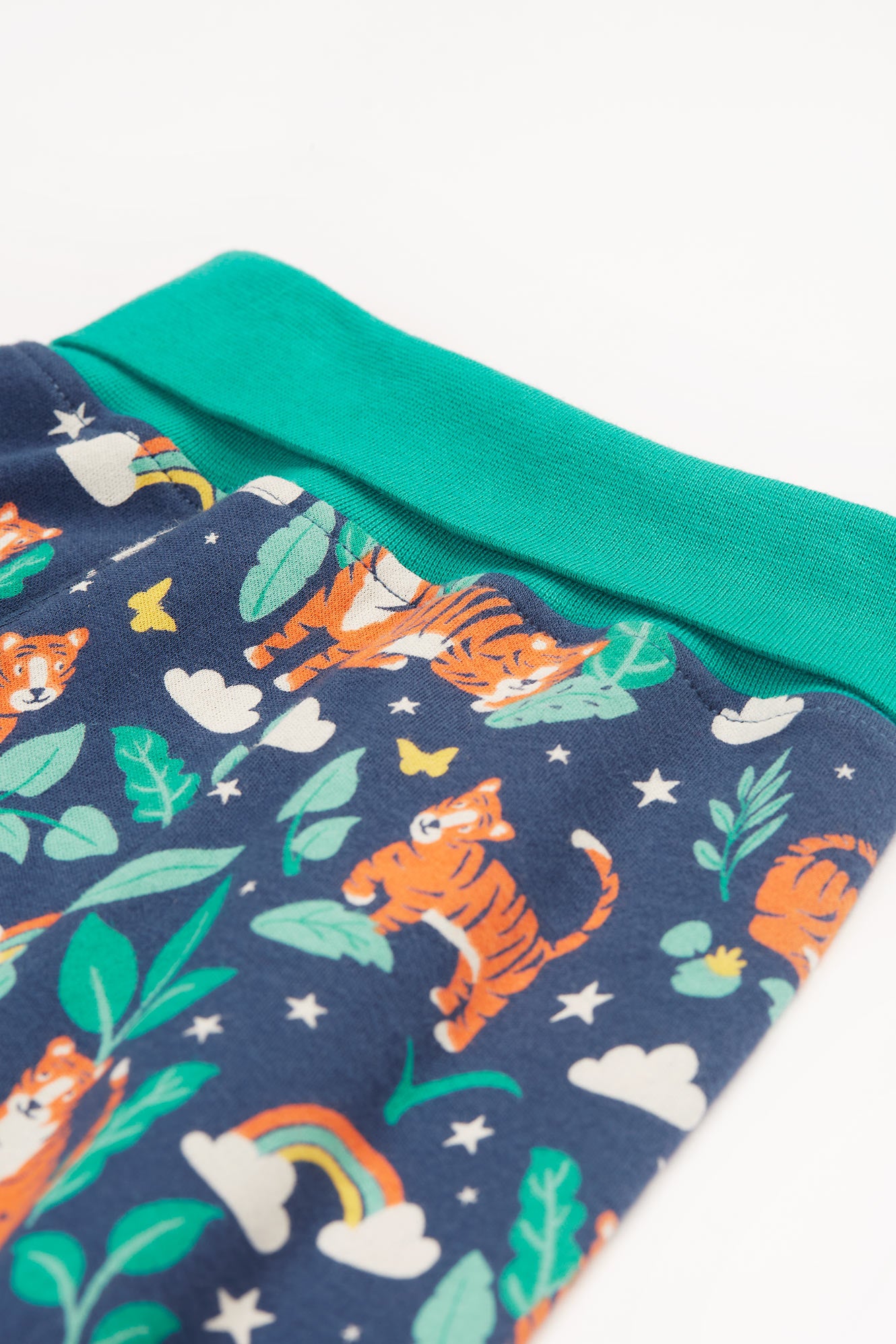 Hose von Frugi mit Tiger-Motiv