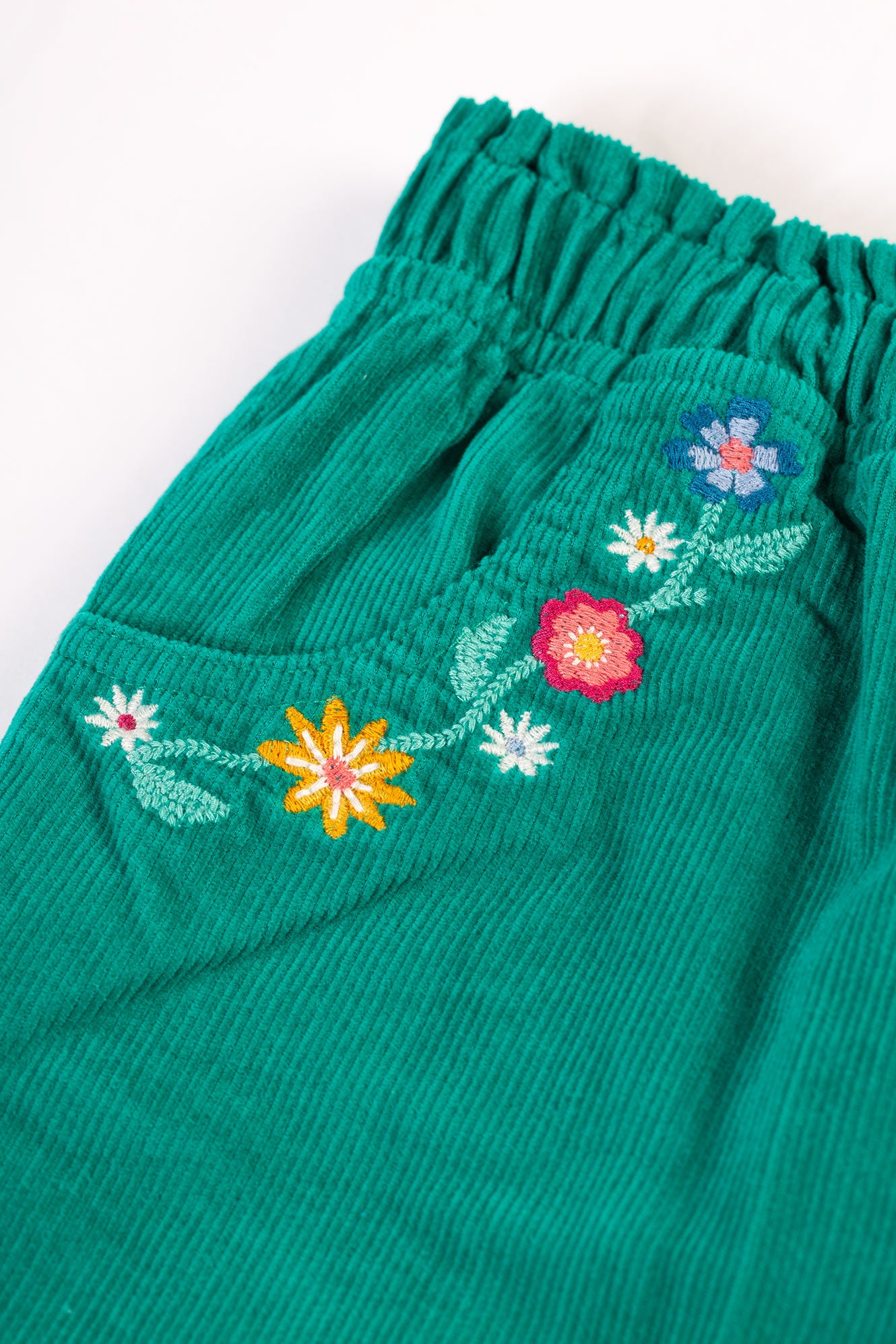 Cord-Hose von Frugi mit Blumen